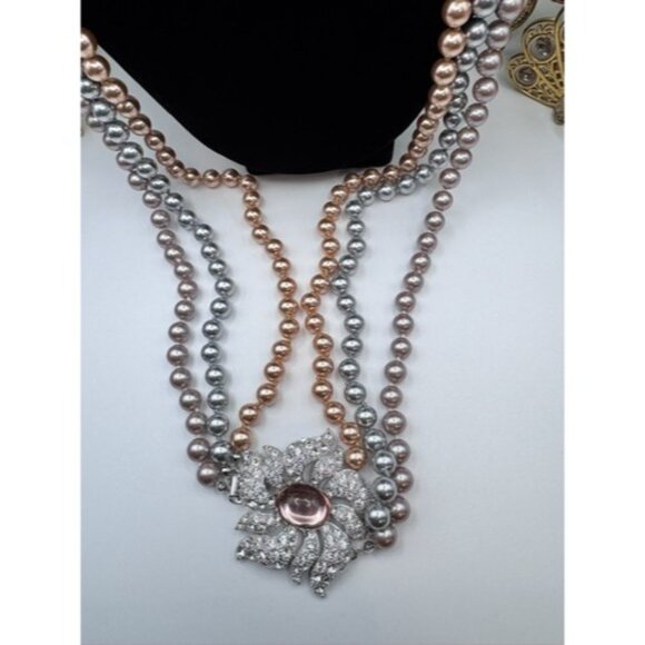 GORGEOUS NOLAN MILLER 3 STRAND FAUX PEARL BIG FLOWER RHINESTONE CLASP NECKLACE - Picture 3 of 11